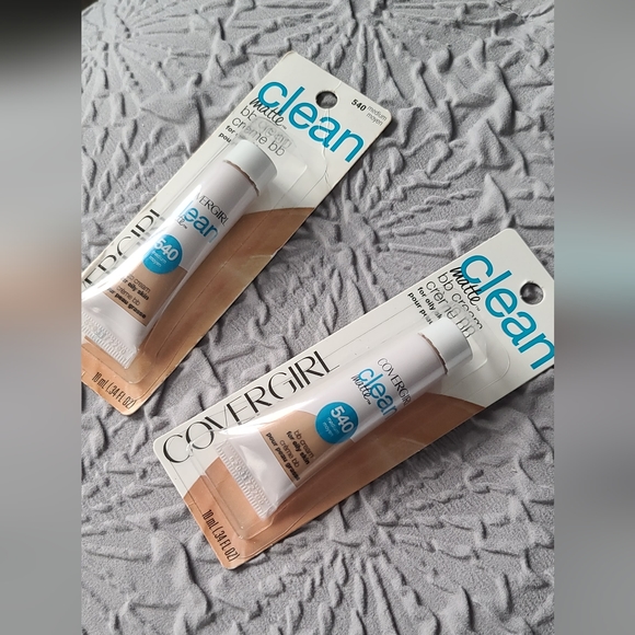 Covergirl Clean Matte BB Cream Medium - Picture 2 of 3